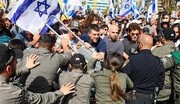 یک صهیونیست معترض پس‌از نزدیک‌شدن به کاروان نتانیاهو هدف حمله محافظانش قرار گرفت + ویدئو