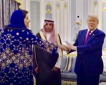 احوالپرسی ترامپ با همسران مقامات عربستانی | زن‌ها هم با ترامپ دست دادند! + فیلم