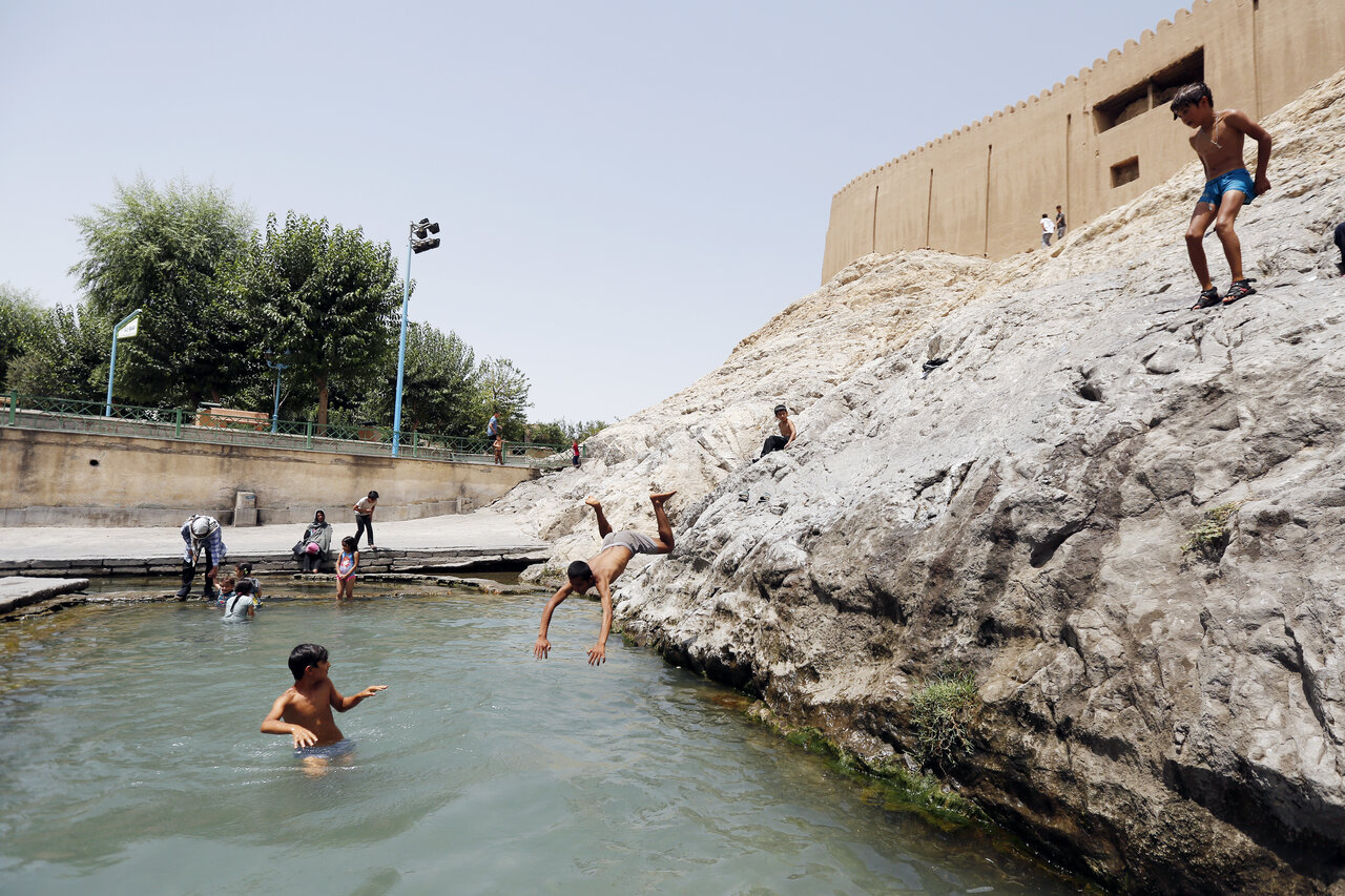 شنا در چشمه علی