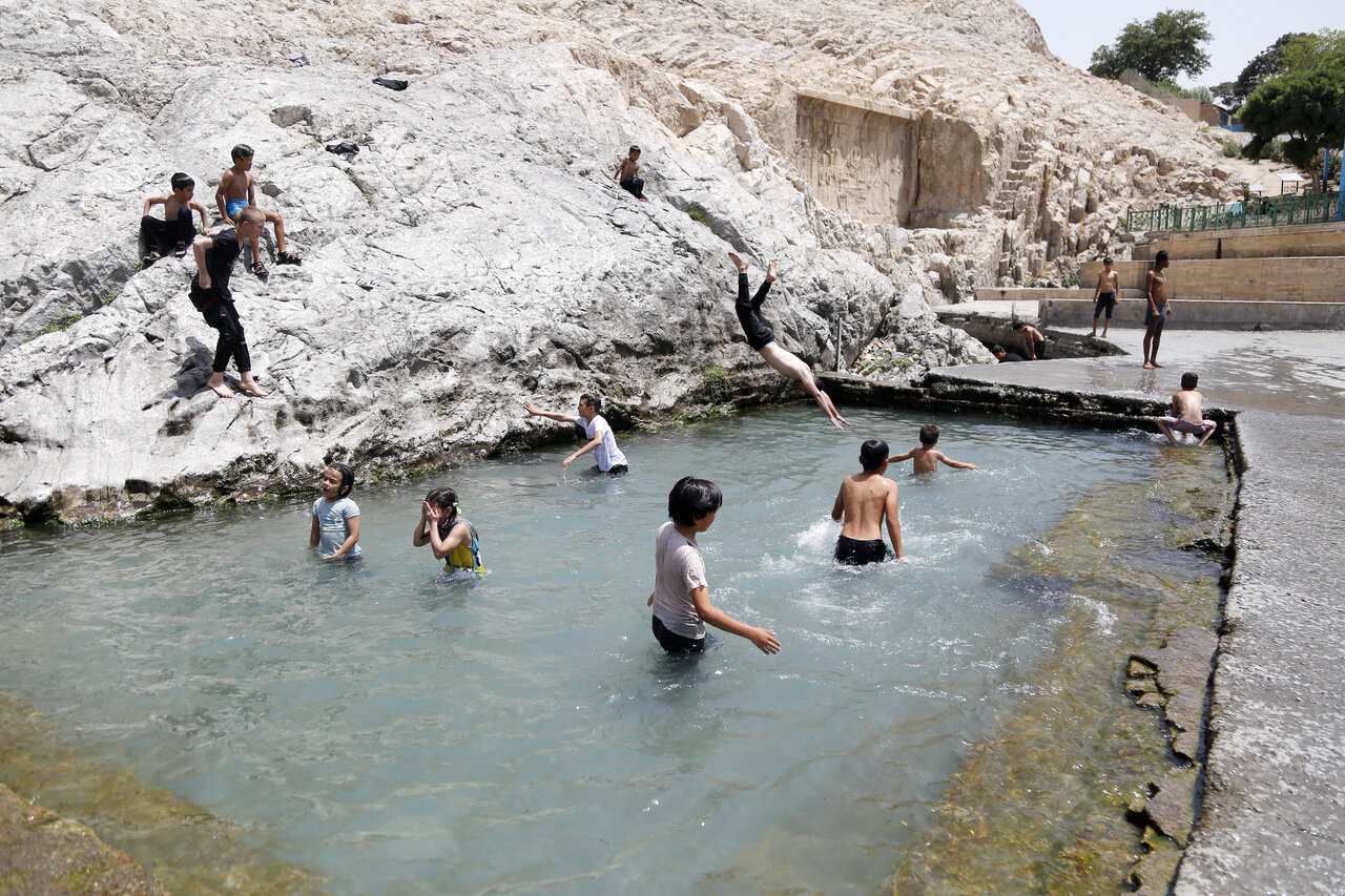 شنای یک ریالی در چشمه‌علی