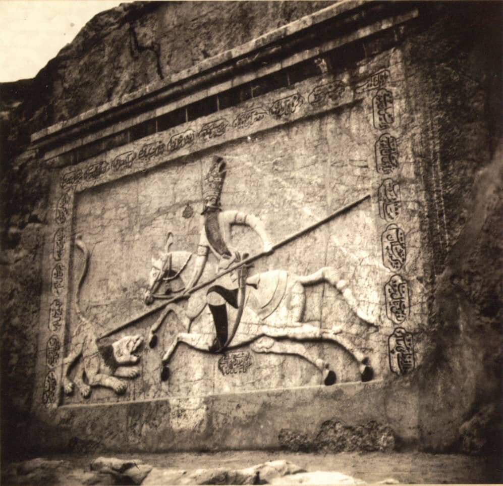 تصویری حیرتانگیز از سنگنگارهای تاریخی | عکس یادگاری خارجیها با شاه و پسرانش