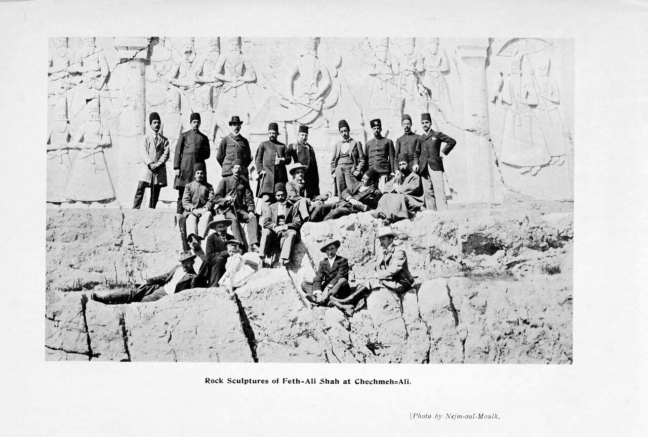 تصویری حیرتانگیز از سنگنگارهای تاریخی | عکس یادگاری خارجیها با شاه و پسرانش