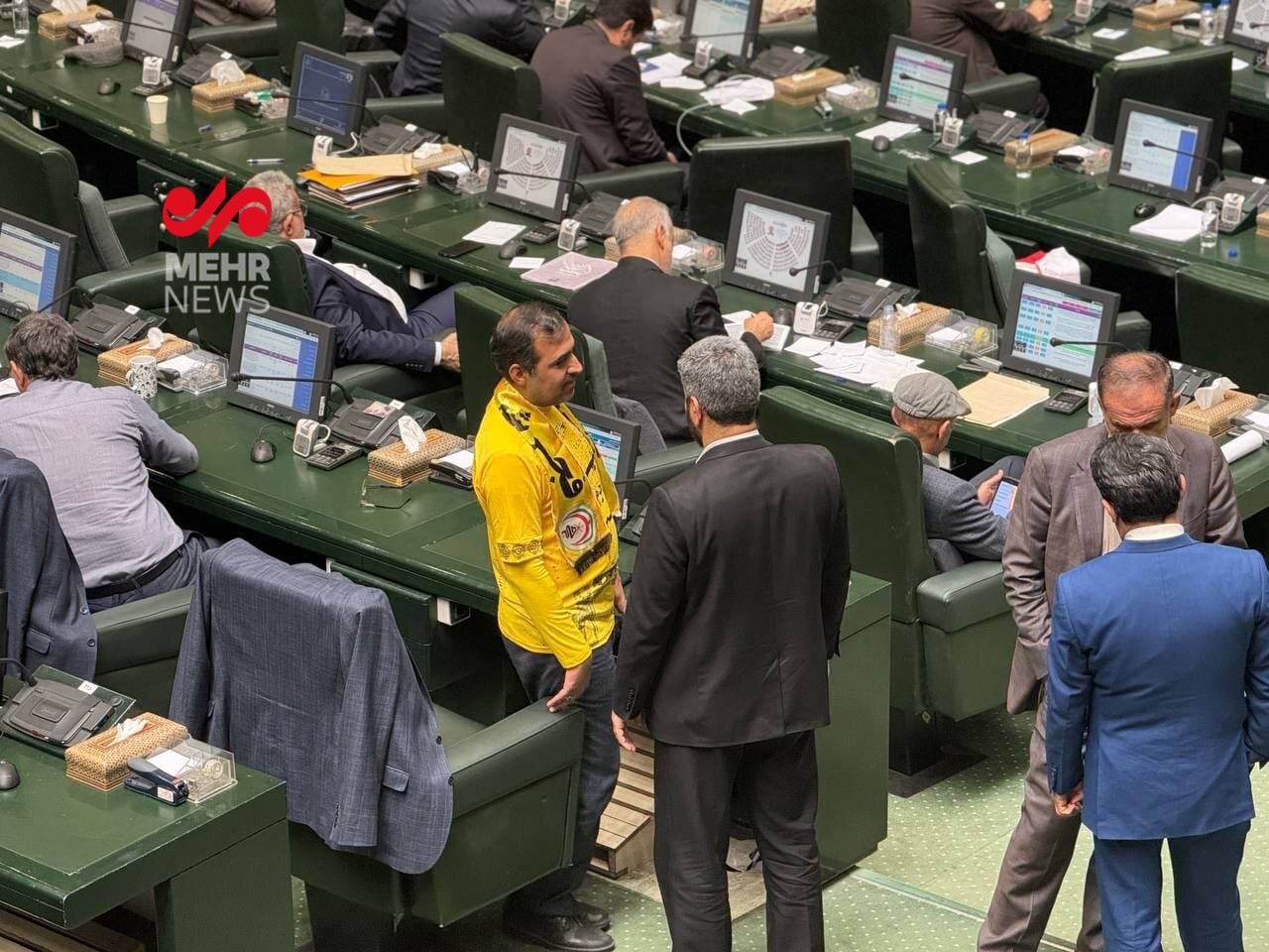 حرکت منحصربفرد نماینده مجلس در طرفداری از تیم محبوبش | عکس