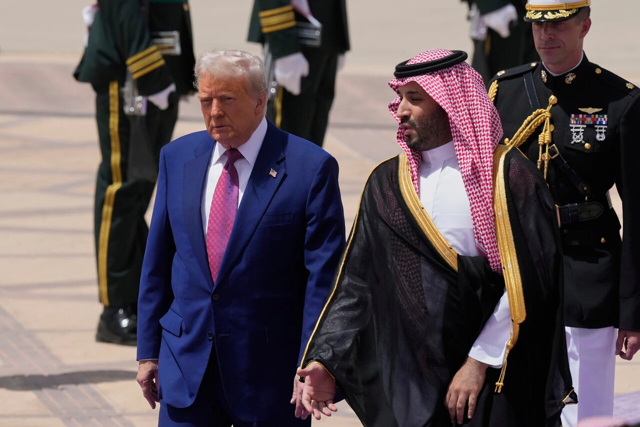 ترامپ تبدیل به بایدن شده است! ؛ این حرکت عجیب در عربستان را ببینید