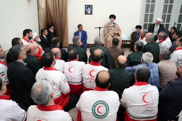 رهبر انقلاب: باطل ماندنی نیست، رفتنی است، بلاشک؛ اگر شما لبخند زدید یا فرار کردید او هم پُرروتر خواهد شد