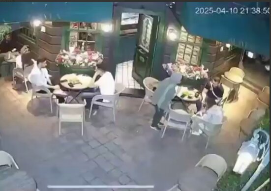 ویدئوی پربازدید از لحظه سرقت گردنبند مرد جوان از گردنش در محله سعادت آباد + ویدئو | روایت سارق از نحوه سرقت | سوژه هایم را گذری انتخاب می کنم