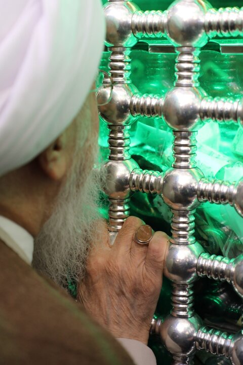 تصاویری از وداع حضرت آیت الله جوادی آملی با مرقد امیرالمومنین (ع)