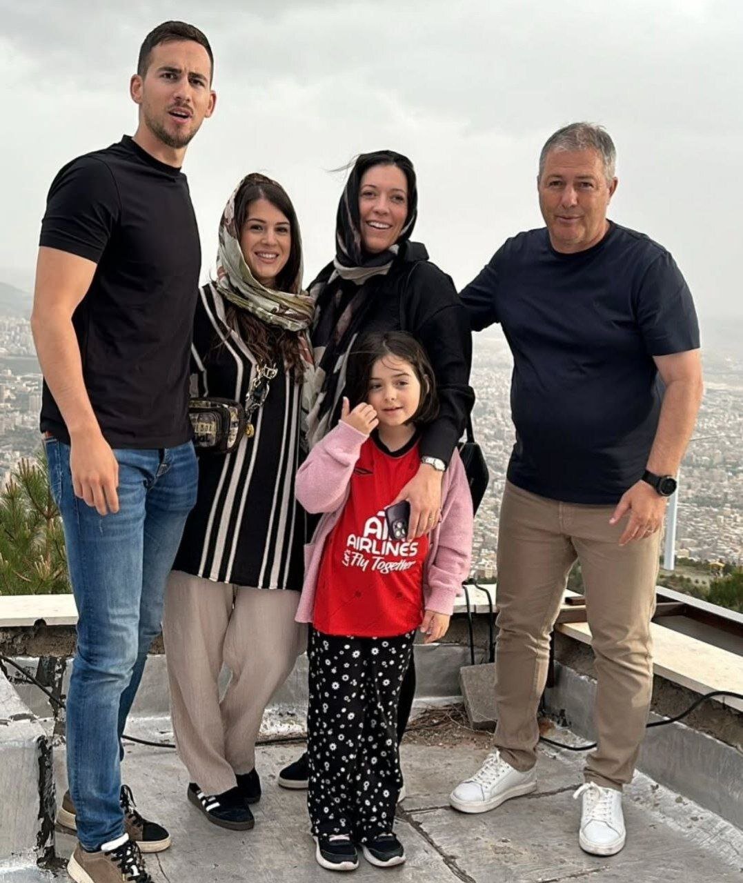 خانواده دراگان اسکوچیچ سرمربی تراکتور تبریز آماده حضور در جشن قهرمانی تراکتور | عکس