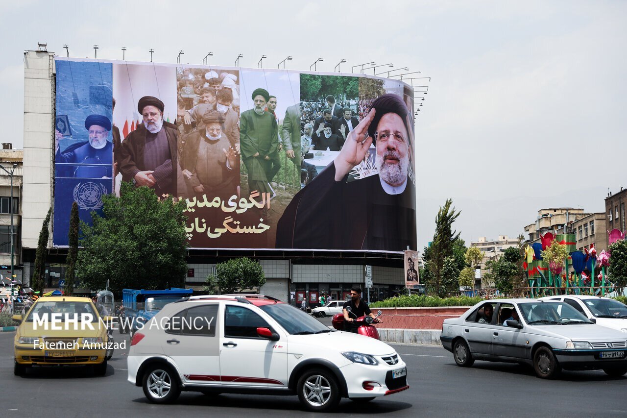 طرح جدید دیوارنگاره میدان انقلاب با تصویری از سید شهیدان خدمت