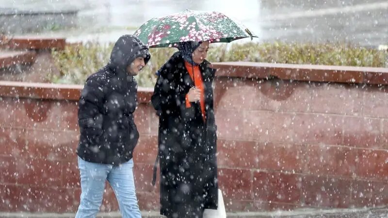 آغاز بارش برف تابستانی در این نقطه از ایران | ببینید آغاز بارش برف تابستانی در این نقطه از ایران | ببینید