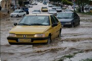 باران تابستانی خیابان‌های یک شهر ایران را تبدیل به استخر کرد