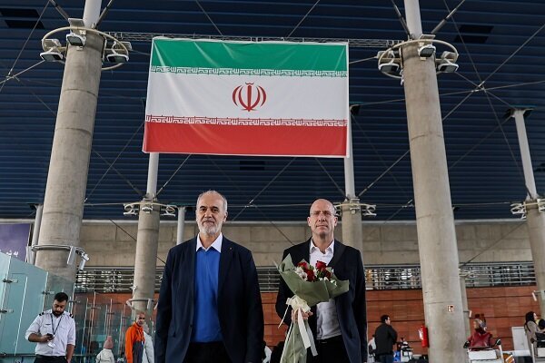 اولین تصویر از سرمربی سرشناس تیم ملی والیبال هنگام ورود به ایران