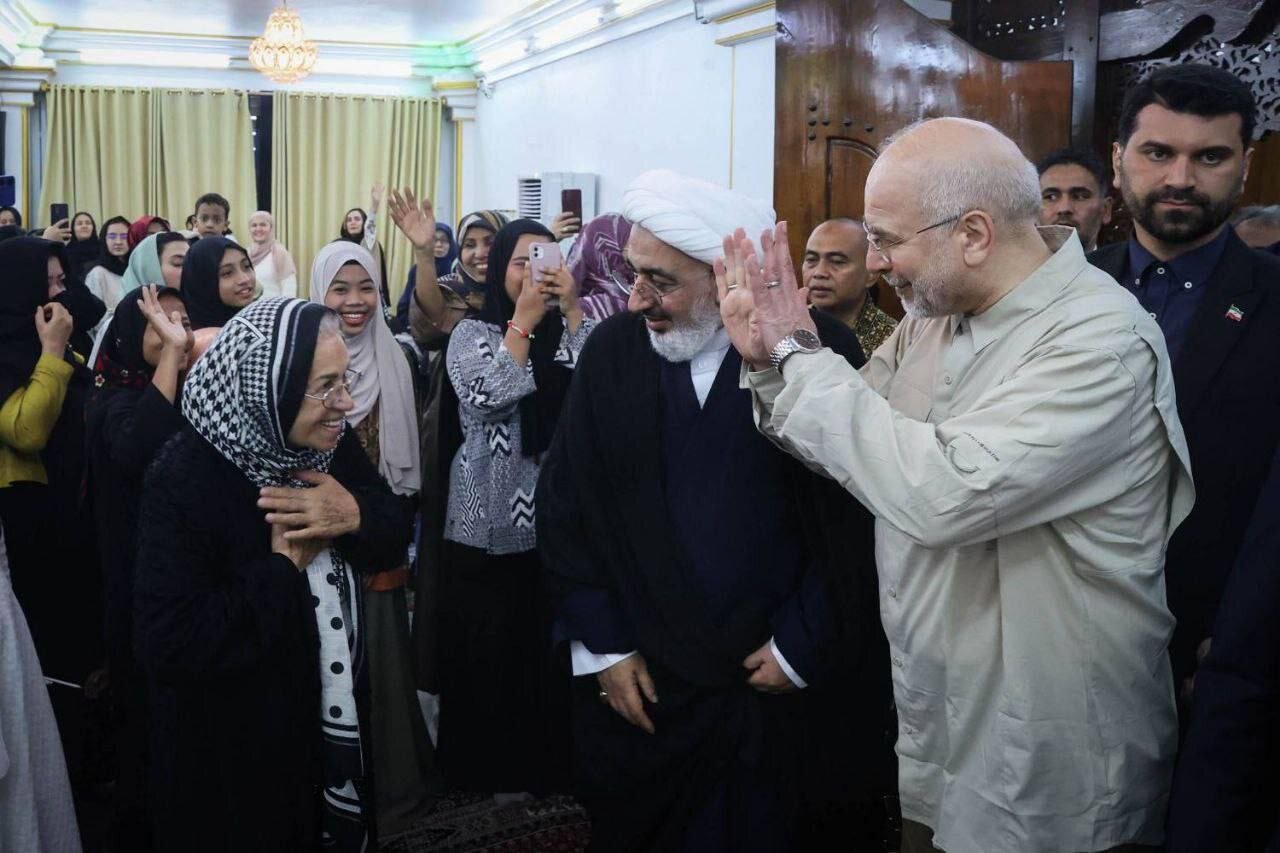 تصاویری استقبال پرشور مردم اندونزی از قالیباف