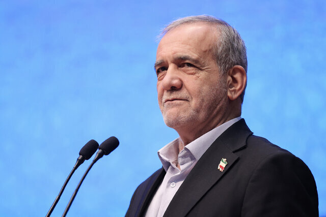 خوش و بش پزشکیان و امیر موسوی در مراسم دومین سالگرد بازگشت ناوگروه ۸۶ نیروی دریایی ارتش | ویدئو