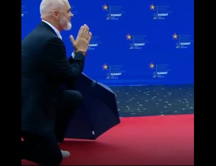 استقبال جنجالی نخست وزیر آلبانی و زانو زدن مقابل جورجیا ملونی!