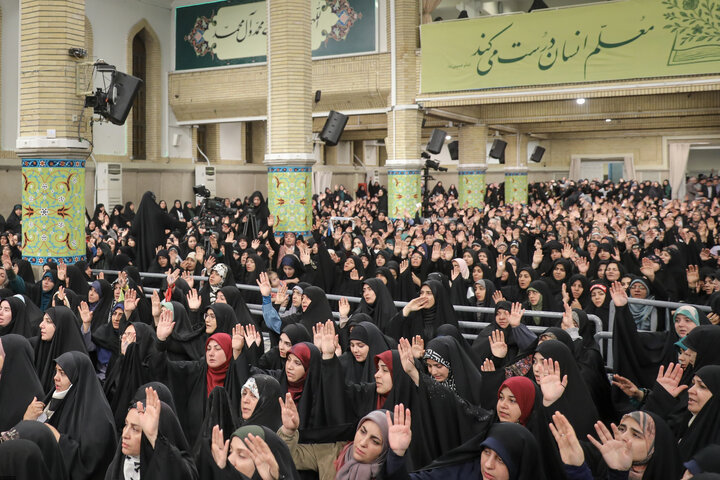 تشویق رهبر انقلاب توسط معلمان پس از سخنان ایشان درباره ترامپ + ویدئو