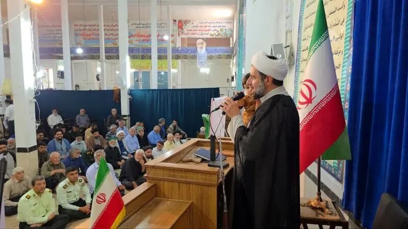 عکس؛ یک امام جمعه با آغوش گرفتن فرزندش سخنرانی کرد