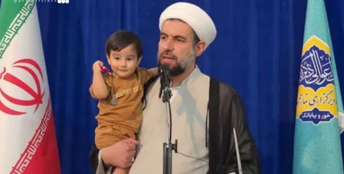 عکس؛ یک امام جمعه با آغوش گرفتن فرزندش سخنرانی کرد