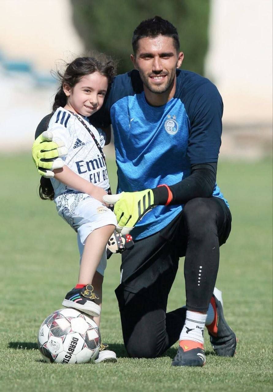 تصویر تازه از کاپیتان استقلال به همراه دخترش در زمین چمن | عکس