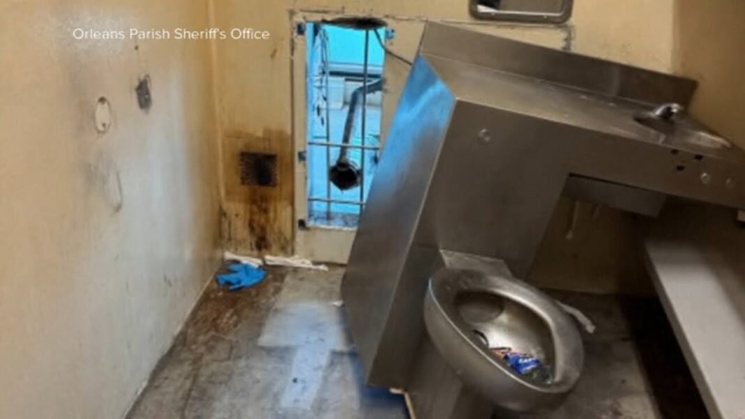 فرار بزرگ از زندان؛ قاتلان خطرناک از سوراخ پشت توالت گریختند | تصاویر