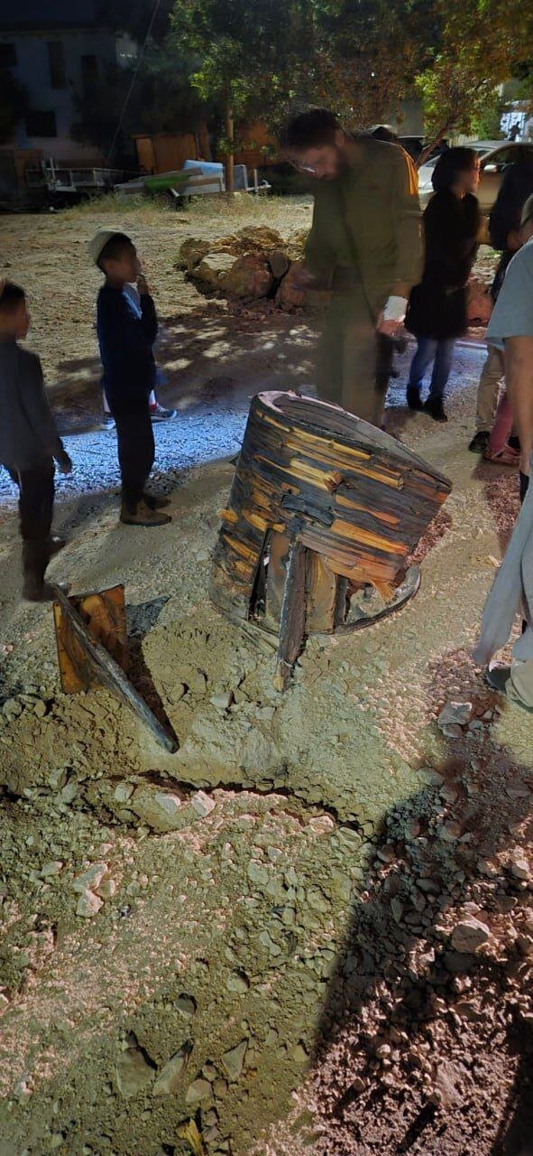 بدنه موشک‌های رهگیر سقوط کرده اسرائیلی در جنوب کرانه باختری  | تصاویر