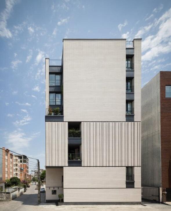 معماری جالب یک ساختمان برای مقابله با پدیده کج باران + تصویر