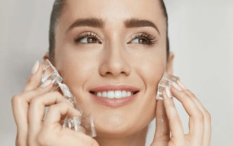 چه زمانی از یخ روی صورت استفاده کنیم؟ فواید و خطرات