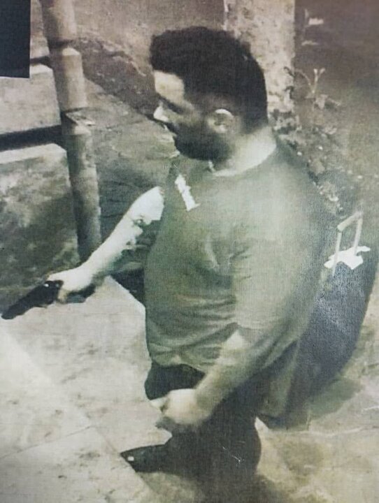 اگر این سارق مسلح را دیدید به پلیس اطلاع دهید + تصاویر