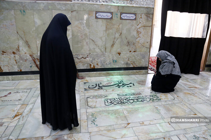 حضور مردم در کنار مزار شهید امیرروزانه مردم  عبداللهیان