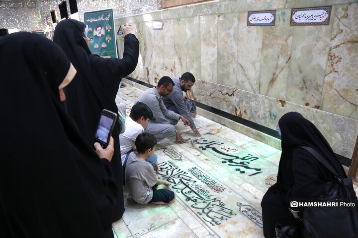 حضور مردم در کنار مزار شهید امیرروزانه مردم  عبداللهیان