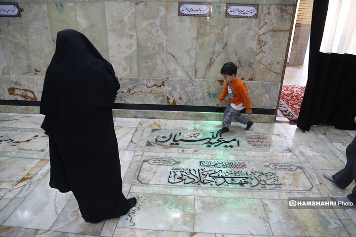 حضور مردم در کنار مزار شهید امیرروزانه مردم  عبداللهیان