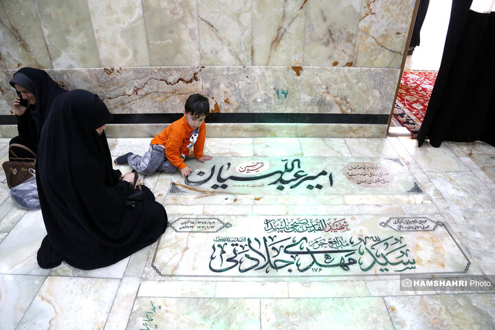 حضور مردم در کنار مزار شهید امیرروزانه مردم  عبداللهیان