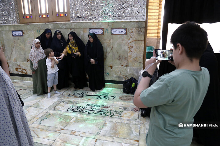 حضور مردم در کنار مزار شهید امیرروزانه مردم  عبداللهیان