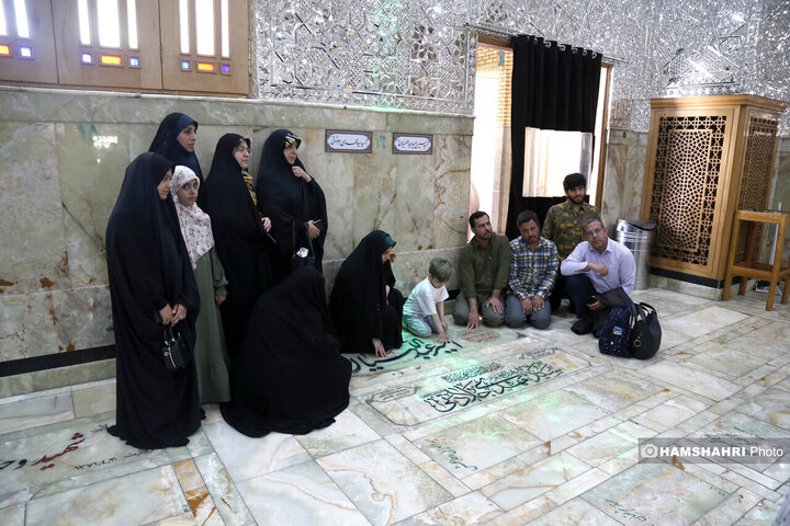 حضور مردم در کنار مزار شهید امیرروزانه مردم  عبداللهیان