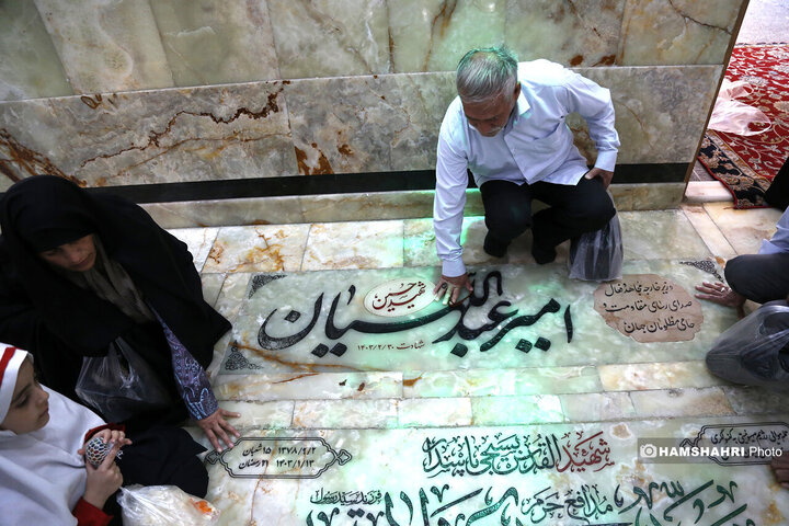 حضور مردم در کنار مزار شهید امیرروزانه مردم  عبداللهیان