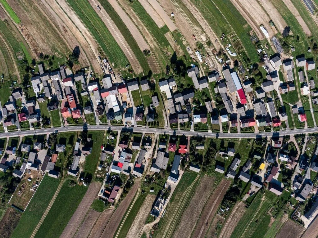 همه ساکنان این روستا در یک خیابان زندگی و کار میکنند | عکس