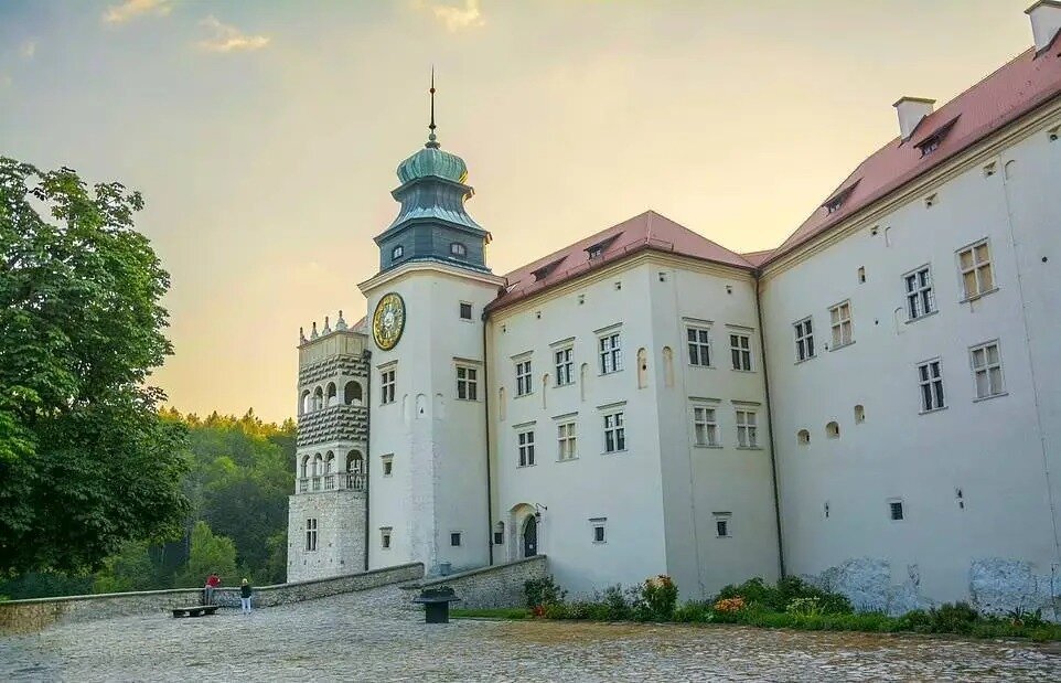 همه ساکنان این روستا در یک خیابان زندگی و کار میکنند | عکس