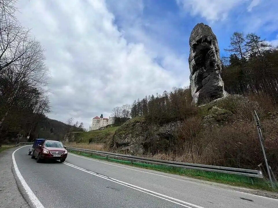 همه ساکنان این روستا در یک خیابان زندگی و کار میکنند | عکس