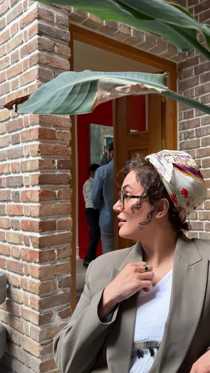 عکس هنری الناز شاکردوست در یک کافه