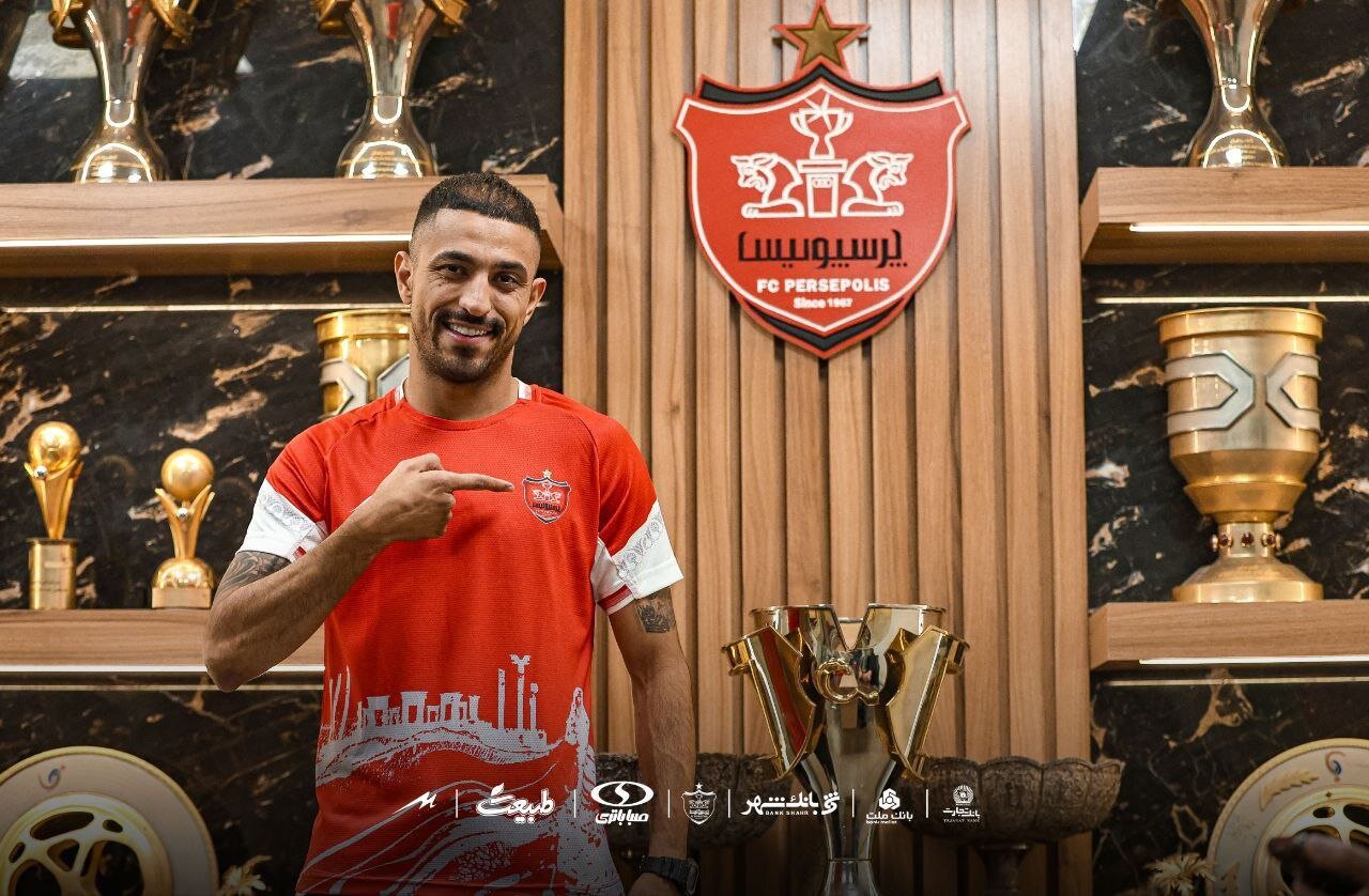تصاویر باشگاه پرسپولیس از لحظه عقد قرارداد امین کاظمیان بازیکن جدید این تیم