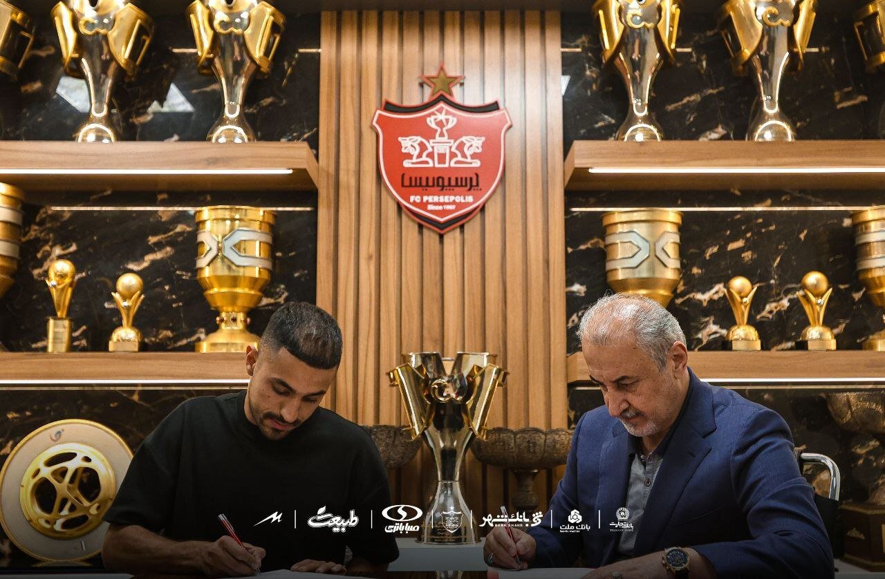 تصاویر باشگاه پرسپولیس از لحظه عقد قرارداد امین کاظمیان بازیکن جدید این تیم
