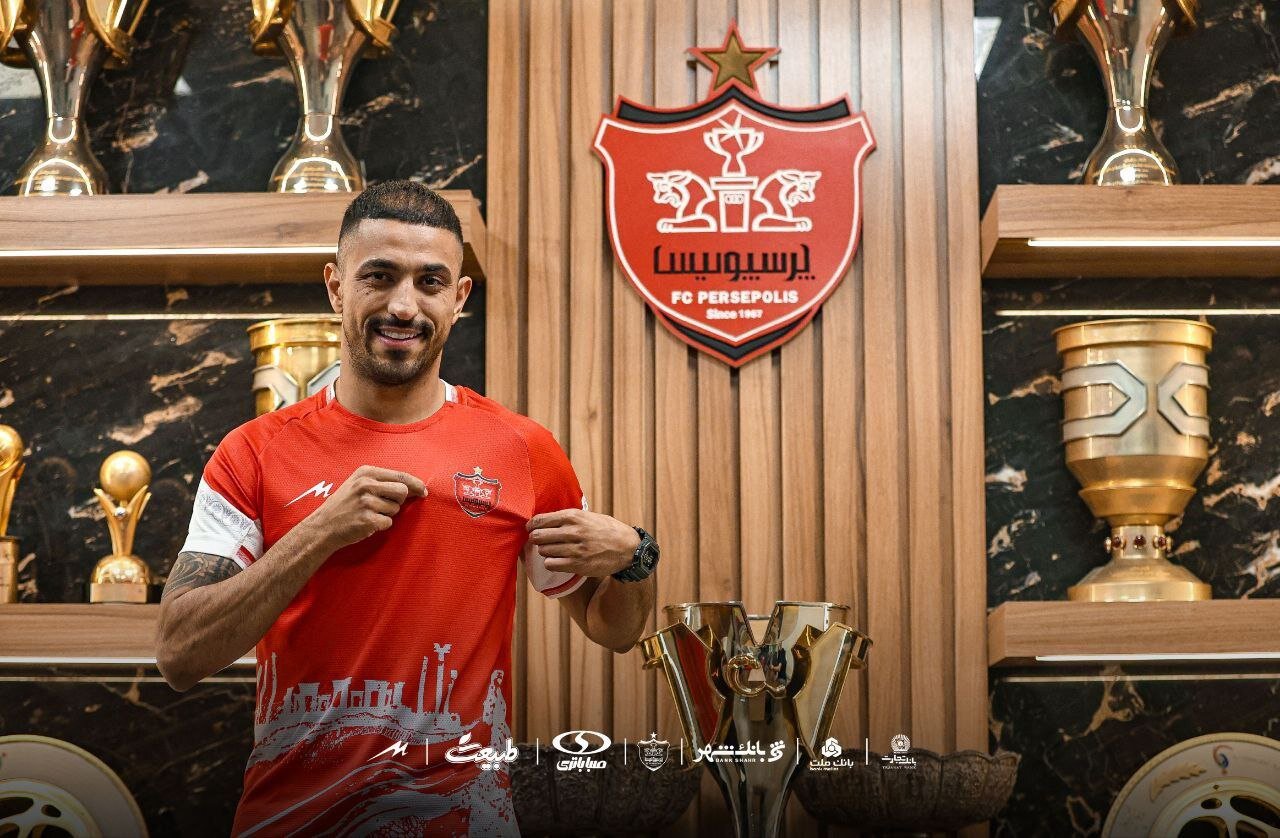 تصاویر باشگاه پرسپولیس از لحظه عقد قرارداد امین کاظمیان بازیکن جدید این تیم