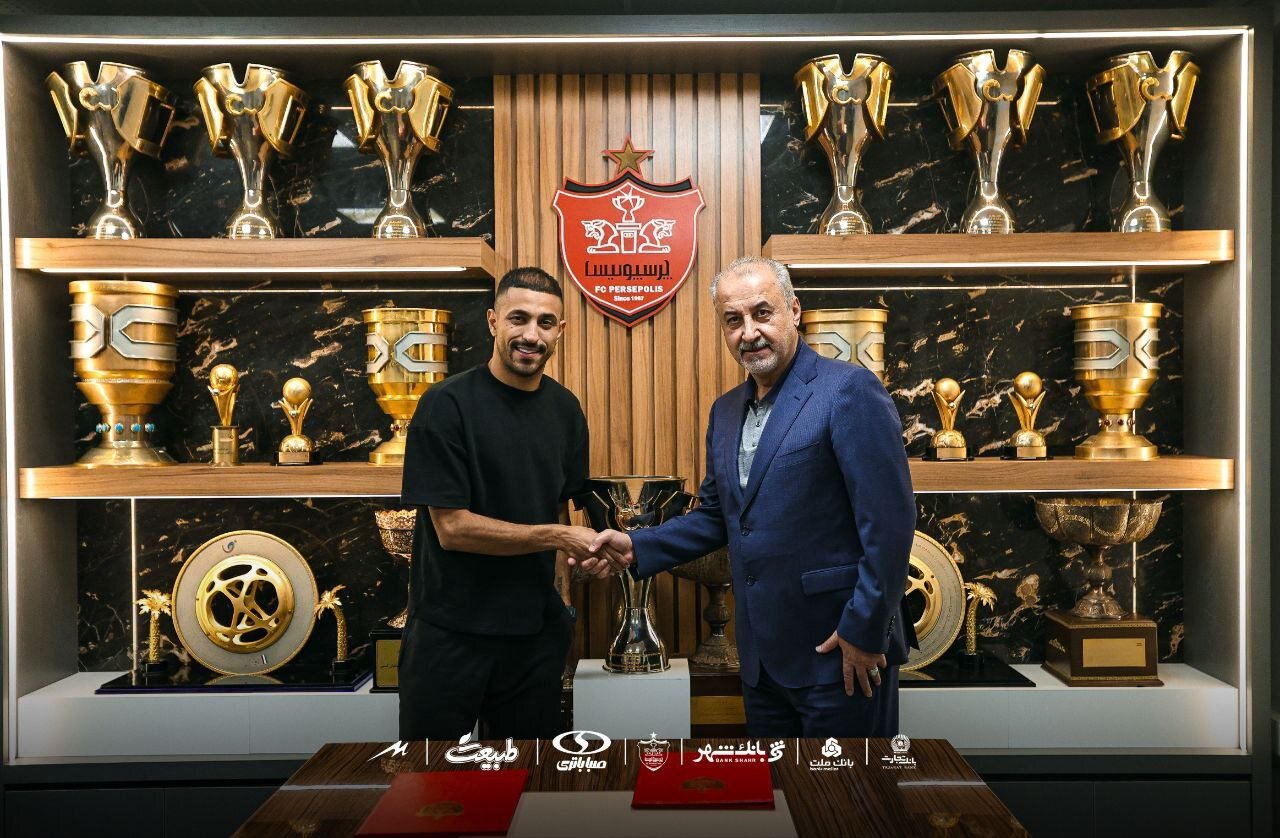 تصاویر باشگاه پرسپولیس از لحظه عقد قرارداد امین کاظمیان بازیکن جدید این تیم