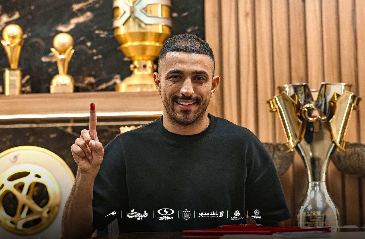 تصاویر باشگاه پرسپولیس از لحظه عقد قرارداد امین کاظمیان بازیکن جدید این تیم