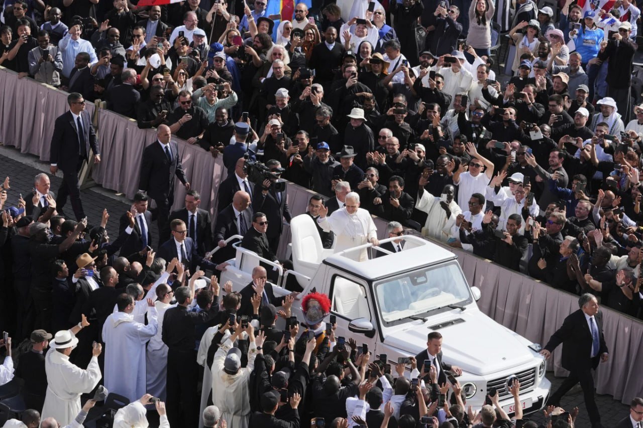 گشت و گذار پاپ لئو چهاردهم با خودروی مخصوص پاپ | تصاویر