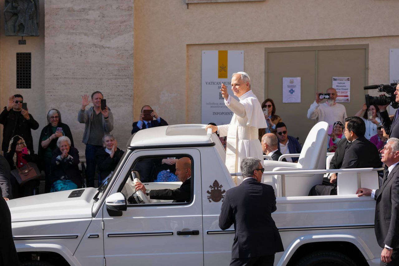 گشت و گذار پاپ لئو چهاردهم با خودروی مخصوص پاپ | تصاویر