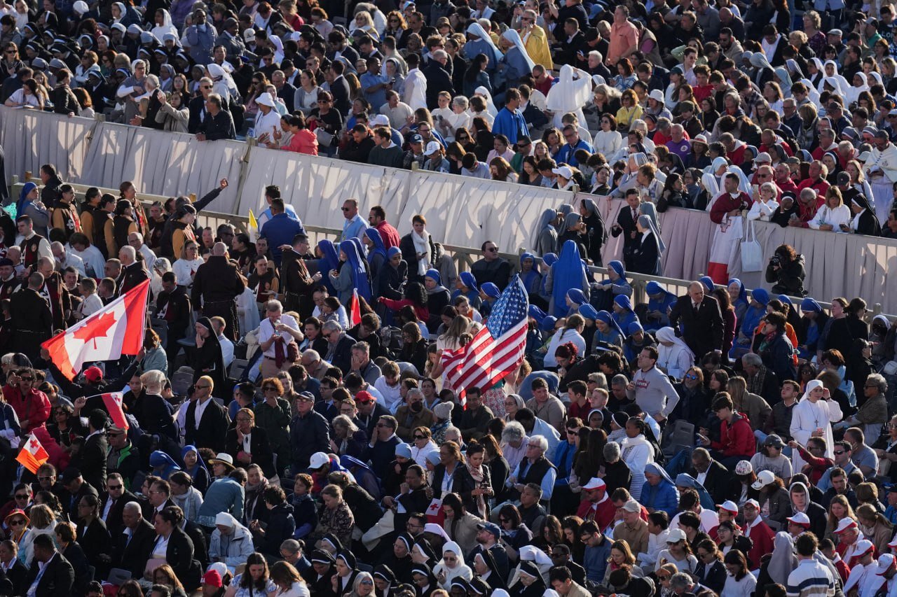 گشت و گذار پاپ لئو چهاردهم با خودروی مخصوص پاپ | تصاویر