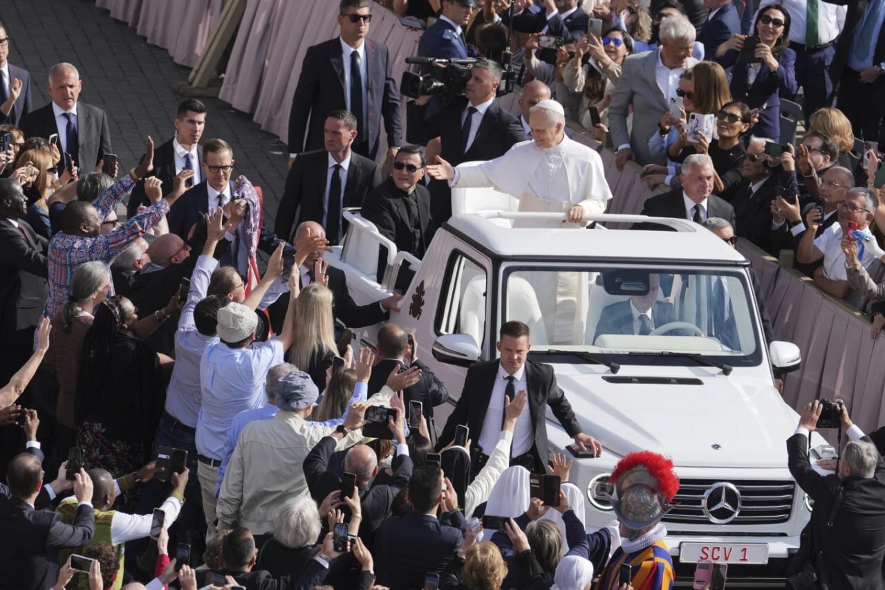گشت و گذار پاپ لئو چهاردهم با خودروی مخصوص پاپ | تصاویر