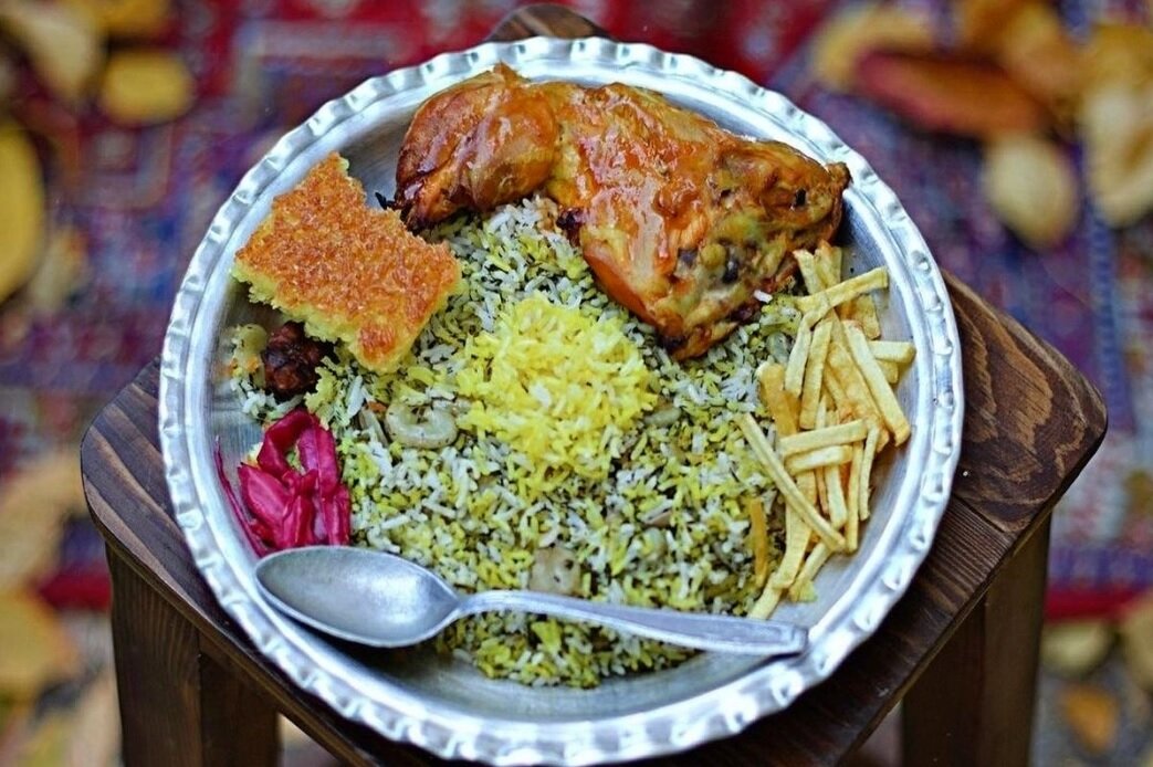 گشنیز پلو با مرغ زعفرانی ؛ آموزش مرحله به مرحله