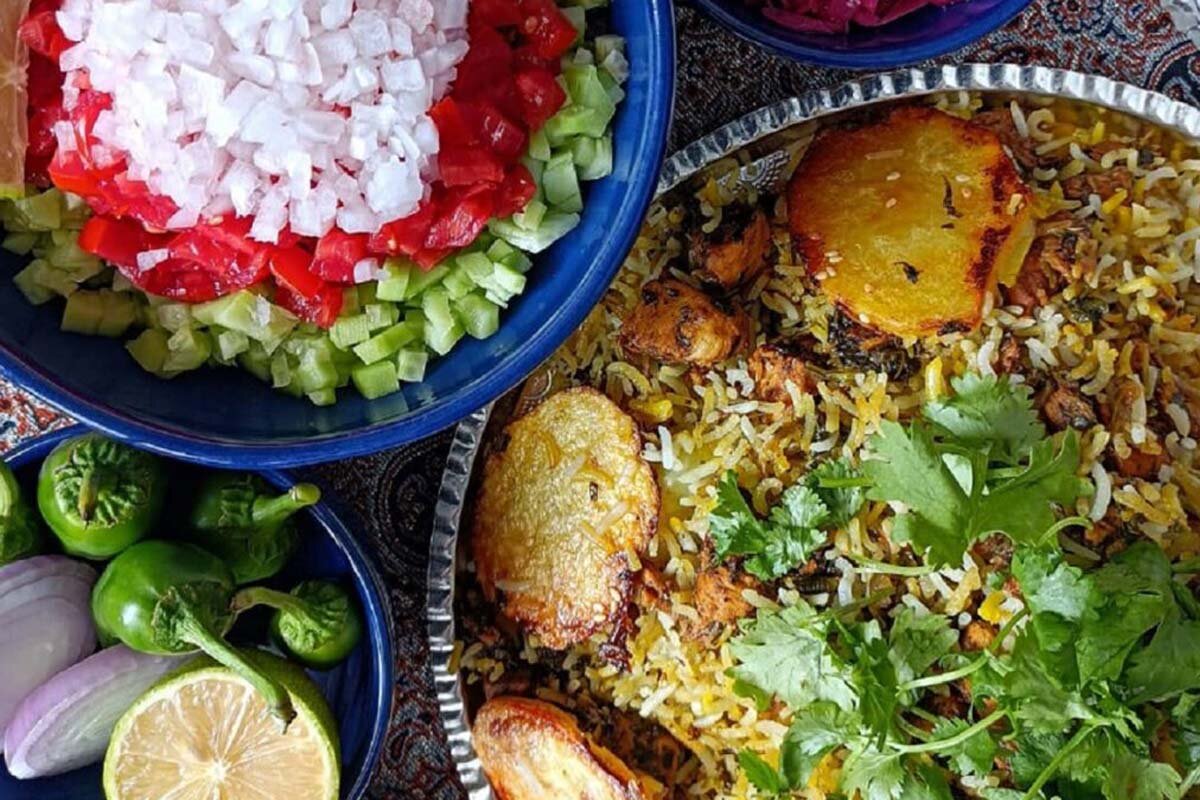 گشنیز پلو با مرغ زعفرانی ؛ آموزش مرحله به مرحله